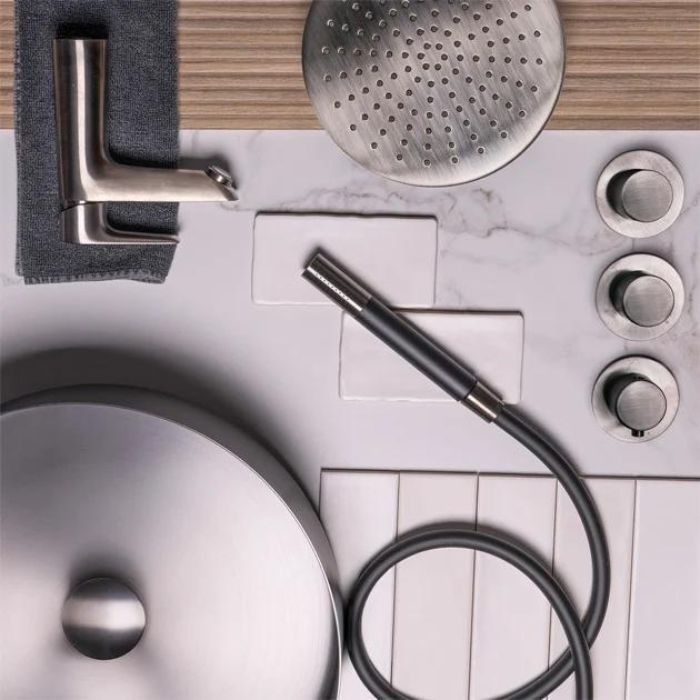 Industriele badkamer inspiratie met betonlook tegels en gunmetal kranen
